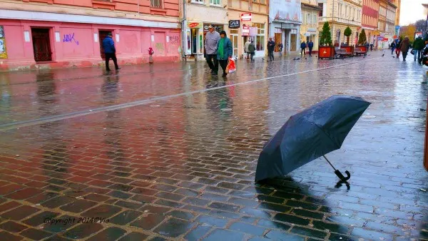 Plouă în toată ţara până miercuri noaptea