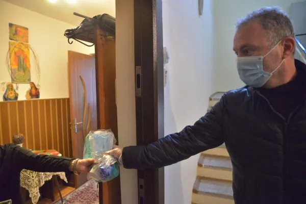 Sportivii și antrenorii de la secția de fotbal a clubului Corona, alături de vârstnicii brașoveni