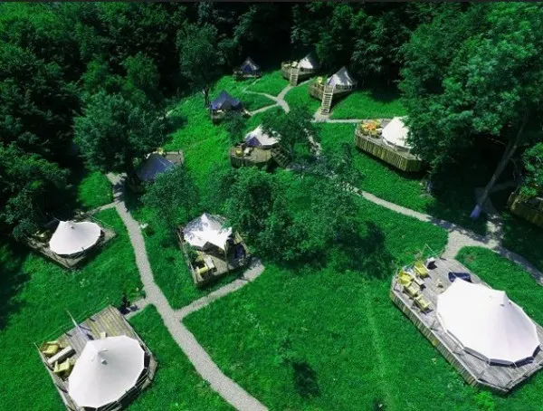 Investiţie inedită la Braşov: Şi-au transformat propria curte în glamping 