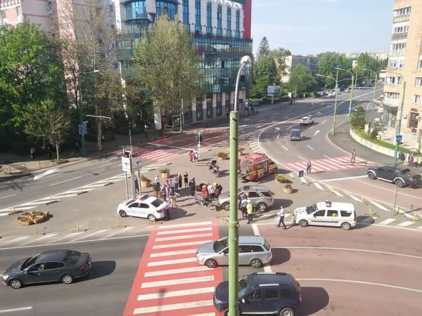 Beat, a doborât tot ce a întâlnit în cale: pieton, bicicletă, semafor