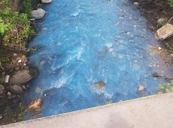 În zona Bran - Șimon, apa a fost albastră. Un artist plastic a fost amendat după ce i s-a vărsat colorantul într-un pârâu