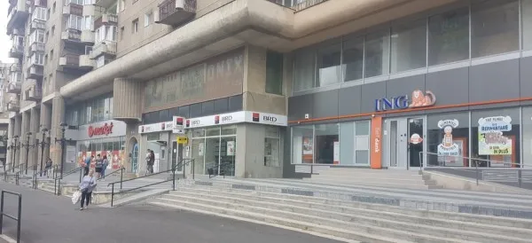 În loc de termometru: O bancă din Braşov cere la intrare declaraţie pe propria răspundere