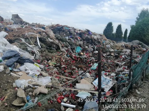 Municipalitatea braşoveană „curăţă” zonele ocupate de oamenii străzii. Un morman de gunoaie a fost găsit şi în curtea bisericii din cartierul braşovean Triaj