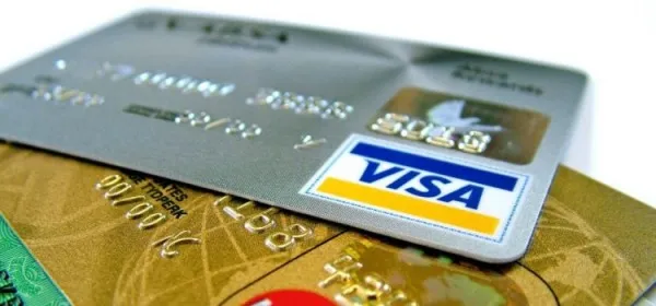 Un agent de pază a folosit în magazinul în care lucrează un card pe care l-a găsit 