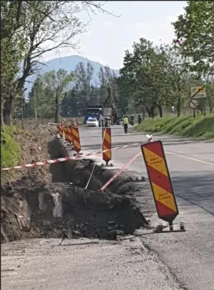 Omul zilei, buldozerist: A „excavat” stâlpul Electrica, „a electrocutat” 5 maşini  şi a oprit 1 oră circulaţia pe DN 73