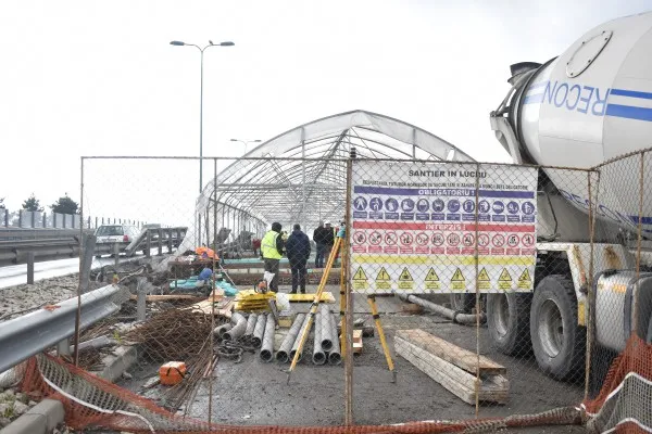 Beton turnat „sub umbrelă”, ieri, pe pasajul de la Fartec