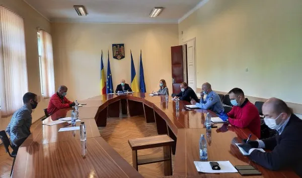 Şefi de clan şi şefi MAI:  Cele 14 comunităţi de romi din judeţ au de ieri „primari” neoficiali, deveniţi oficial persoane de contact pentru poliţie şi jandarmi