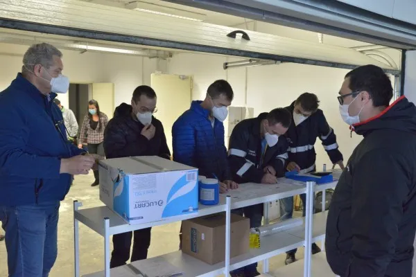 Reprezentanții celor 63 de unități de învățământ din Brașov au început să își ia materialele de protecție anti-COVID de la Primărie 