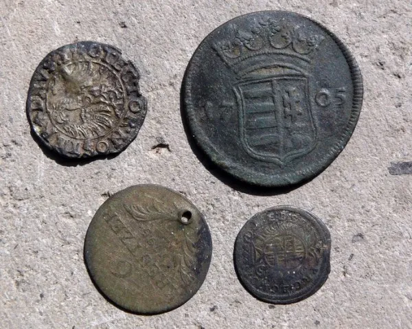 O monedă emisă de oraşul Braşov în 1613, găsită în timpul lucrărilor de renovare a Bisericii fortificate din Sfântu Gheorghe
