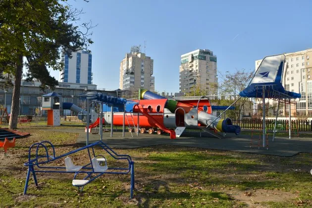În oraș vor mai fi două parcuri cu avioane. Primăria Brașov ar putea plăti peste 3,3 milioane de lei pentru mobilier urban necesar locurilor de joacă