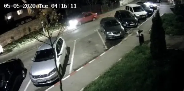 Piromanul de la 4 dimineaţa. Coboară din maşină, dă foc la un coş de gunoi şi pleacă...