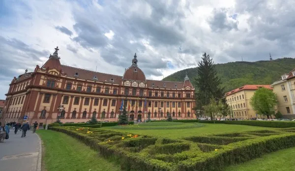 Curtea de Apel Braşov se mută în chirie. Din Palatul de Justiţie, în fostul centru de calcul al Roman SA, 30.000 de euro/lună, potrivit unor surse din piaţă