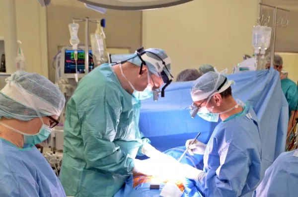 Premieră pentru medicina braşoveană: Un tânăr de 30 de ani, cu două malformaţii congenitale la inimă, operat... prin 4 centimetri