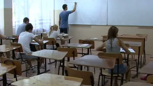 Elevii din anii terminali din Brașov, dar și profesorii, monitorizați Covid 19 la intrarea în școală