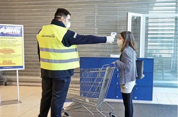 Deşi Tătaru susţine că e obligatoriu, marile lanţuri de magazine nu mai măsoară temperatura clienţilor