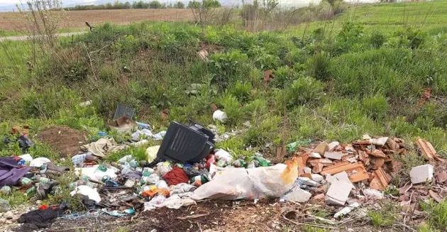Ce se mai aruncă în comuna Mândra. Garda de Mediu Brașov: grămezile de gunoi trebuie să dispară până în 30 mai