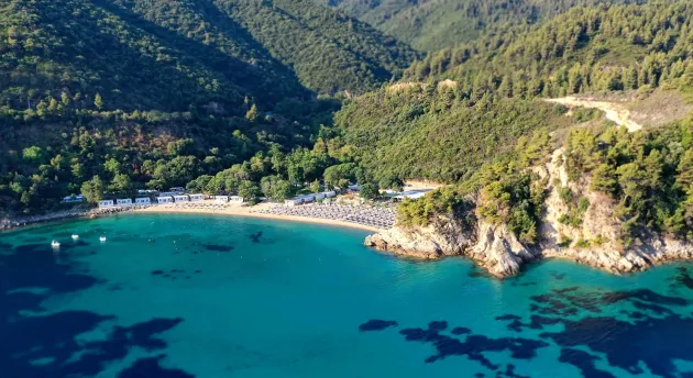 Românii îşi fac în masă rezervări în Grecia... la cort