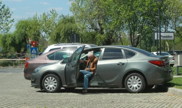 I se dărâmă imperiul de carton