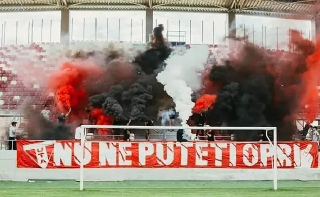 Fanii arădeni s-au adunat pe stadion şi au protestat 