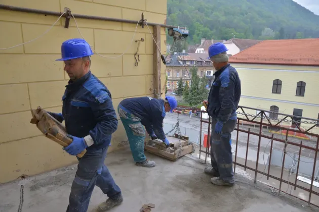 FOTO. Autoritățile locale brașovene promit că în septembrie Corpul A al Colegiului Național „Unirea” va fi funcțional. Clădirea este în reparații din anul 2018