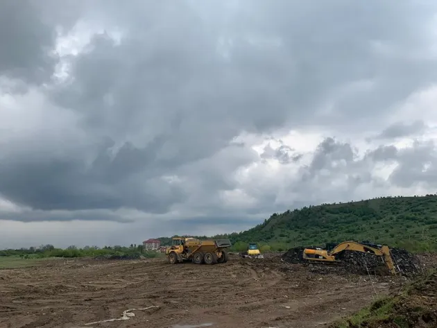 La fosta groapă de gunoi a municipiului Săcele au început lucrările de închidere. Investiția se ridică la 6,7 milioane de lei  