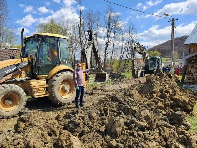 La Vama se lucrează din plin la unul din cele mai aşteptate şantiere: introducerea canalizării în comună
