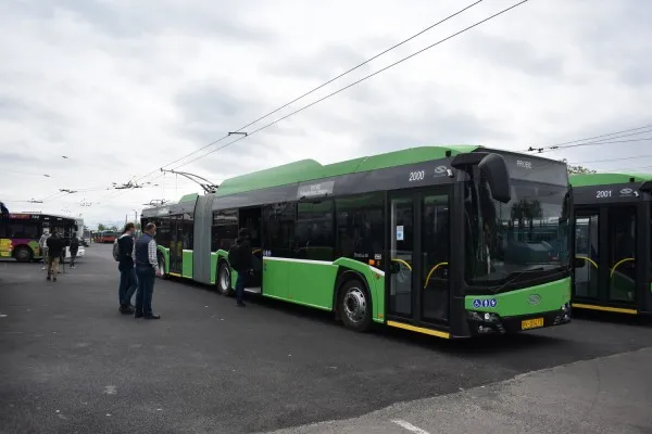Primele autobuze electrice și troleibuze vor intra de luni în trafic. Brașovul va ajunge la 133 de mijloace de transport verzi 
