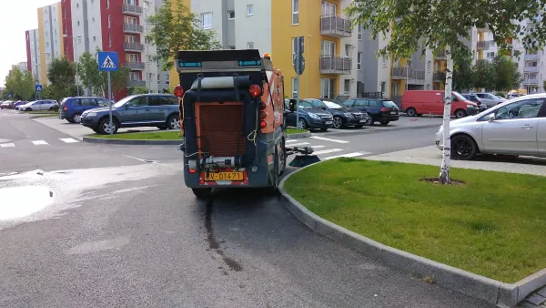 Pentru un Braşov curat: utilaje speciale pentru salubrizarea străzilor înguste şi a aleilor pietonale
