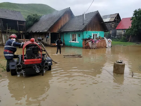 S-au trezit cu apa la uşă. Pompierii, intervenţii de la 6 dimineaţa, la Teliu şi Zizin