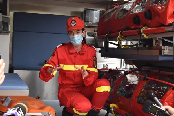 Brașovul a primit „ambulanța izoletă”. Niciun microb nu străbate din ea, își face singură dezinfecția și poate transporta nu 1, ci 4 pacienți de ATI