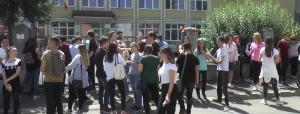A început Bacalaureatul, etapa fără elevi. Probele orale se rezumă anul acesta doar la examinarea... unor hârtii