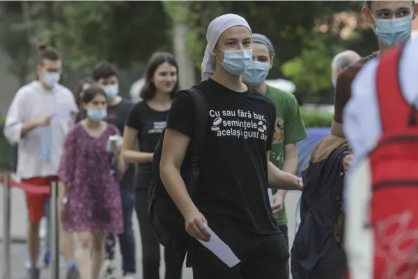 „Bine că a trecut, Doamne, nu pot să cred că a trecut”. Elevii de a XII-a, ieri, în ultima zi a primei sesiuni a Bacalaureatului 2020 