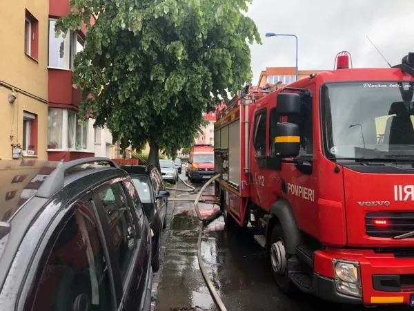 Două apartamente au luat foc, în Braşov. Unul de la o candelă, al doilea de la  un scurtcircuit
