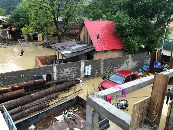 Pompierii, noapte albă: Cod Roșu de inundații pentru Brașov