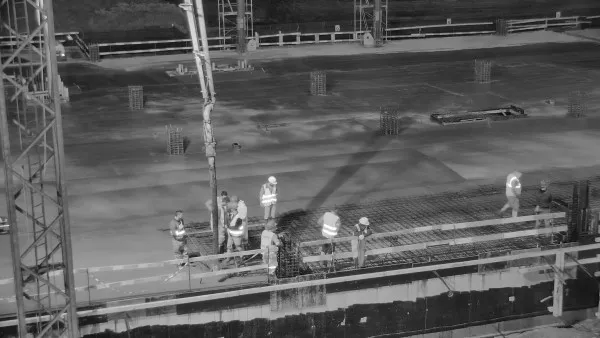 Aeroportul Braşov, „cota 0”. Aerogara are deja subsol, acum se toarnă placa de beton pentru parter
