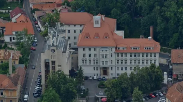 Zonă de relaxare activă şi alei antiderapante în curtea Maternităţii Braşov 