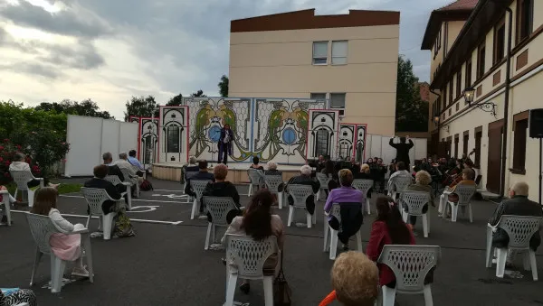 Din această săptămână, Opera revine în curtea ei, cu spectacole cu bilet