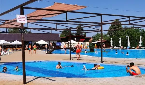 S-au deschis piscinele de la Braşov. Luaţi-vă totul de acasă, nimic nu se mai închiriază