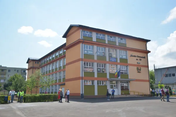 Școala Gimnazială nr. 19 a „primit” un nou etaj cu nouă săli de clasă. Unul dintre spații este modular