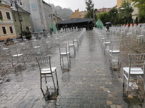 „Teatrul de vară” din Piaţa Sfântul Ioan e pregătit. Dacă cumva nu plouă, intră în scenă păpuşile de la Arlechino