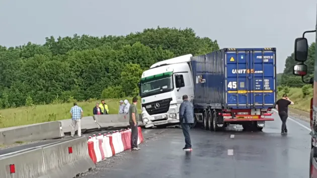 Tir „frânt”, drum „frânt”: Trafic blocat 3 ore pe DN1