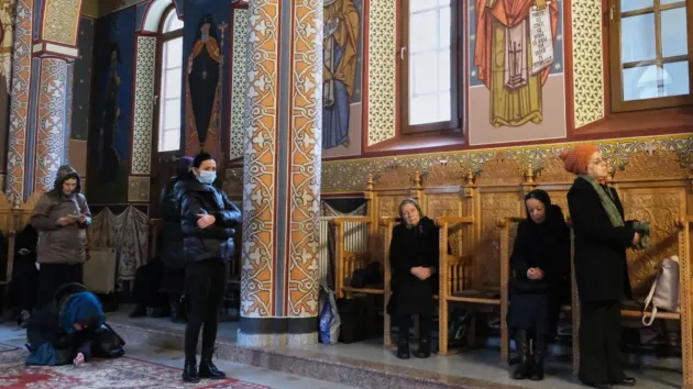 Patriarhia Română cere „revenirea grabnică” la oficierea slujbelor în interiorul bisericilor