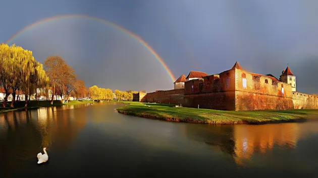 Vreţi să vedeţi în ce vase găteau femeile secolelor trecute? Mergeţi la Cetatea Făgăraş