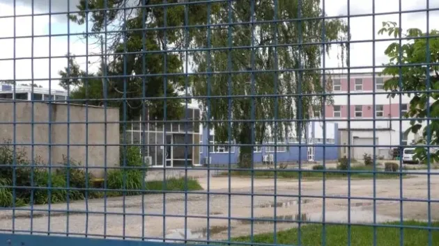 O fabrică din Codlea îşi concediază angajatul care a adus Covid-ul în companie şi se pregăteşte de proces
