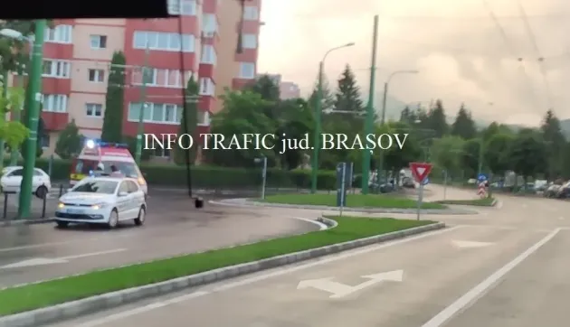 Drogat la volan, a intrat în stâlp. Victimă, prietenul din dreapta