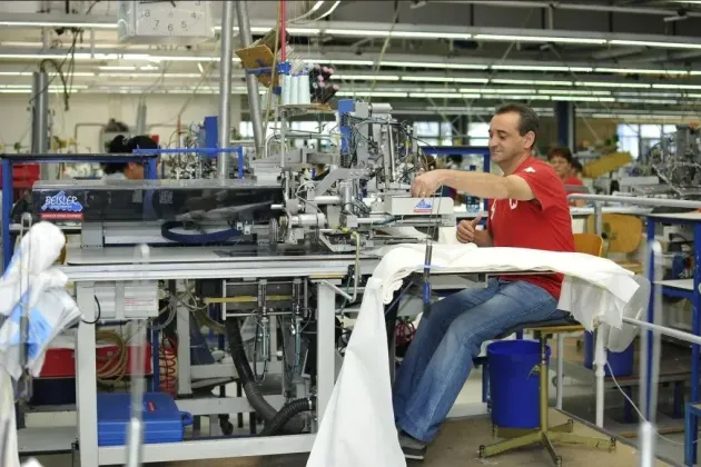 O fabrică de pantaloni de lângă Braşov se închide din cauza pandemiei