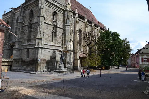 Concerte de orgă în aer liber, sâmbătă seara, proiectate pe ecranul din curtea de la Honterus