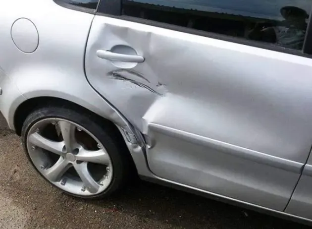 Duminică, în Noua: A avariat două maşini şi dus a fost