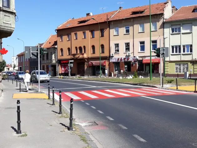Trecere de pietoni cu semafor funcțional la intersecția străzilor Vlad Țepeș și Iuliu Maniu din Brașov 