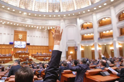 Legea celor 11 salarii minime a fost adoptată